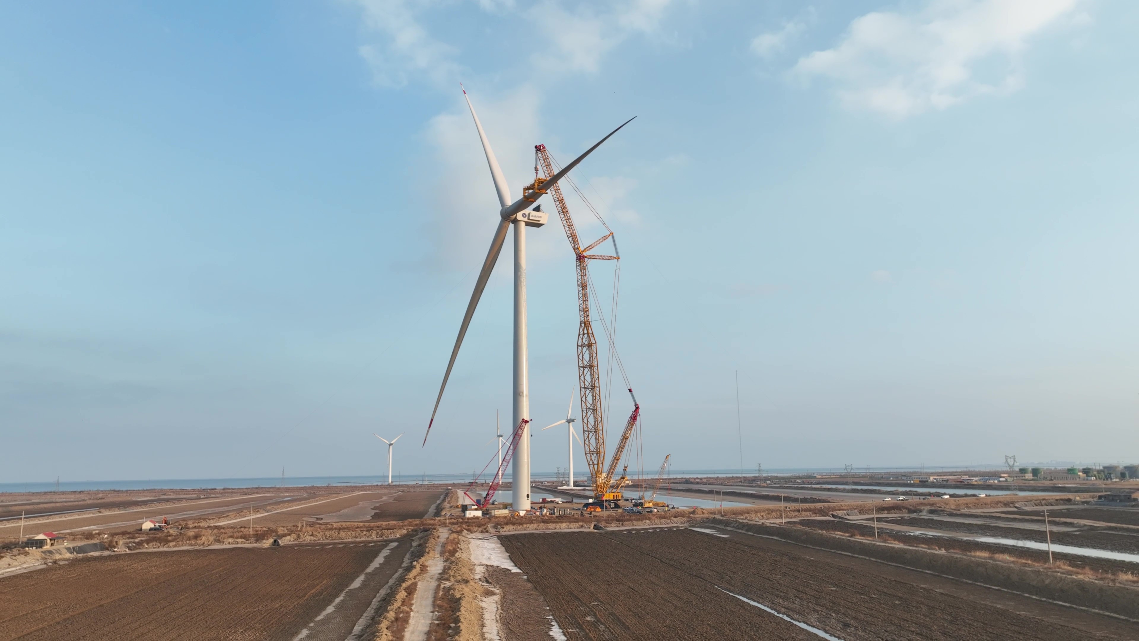 经年打磨今朝亮剑！龙八国际股份深远海16MW“海鹰”平台吊装成功